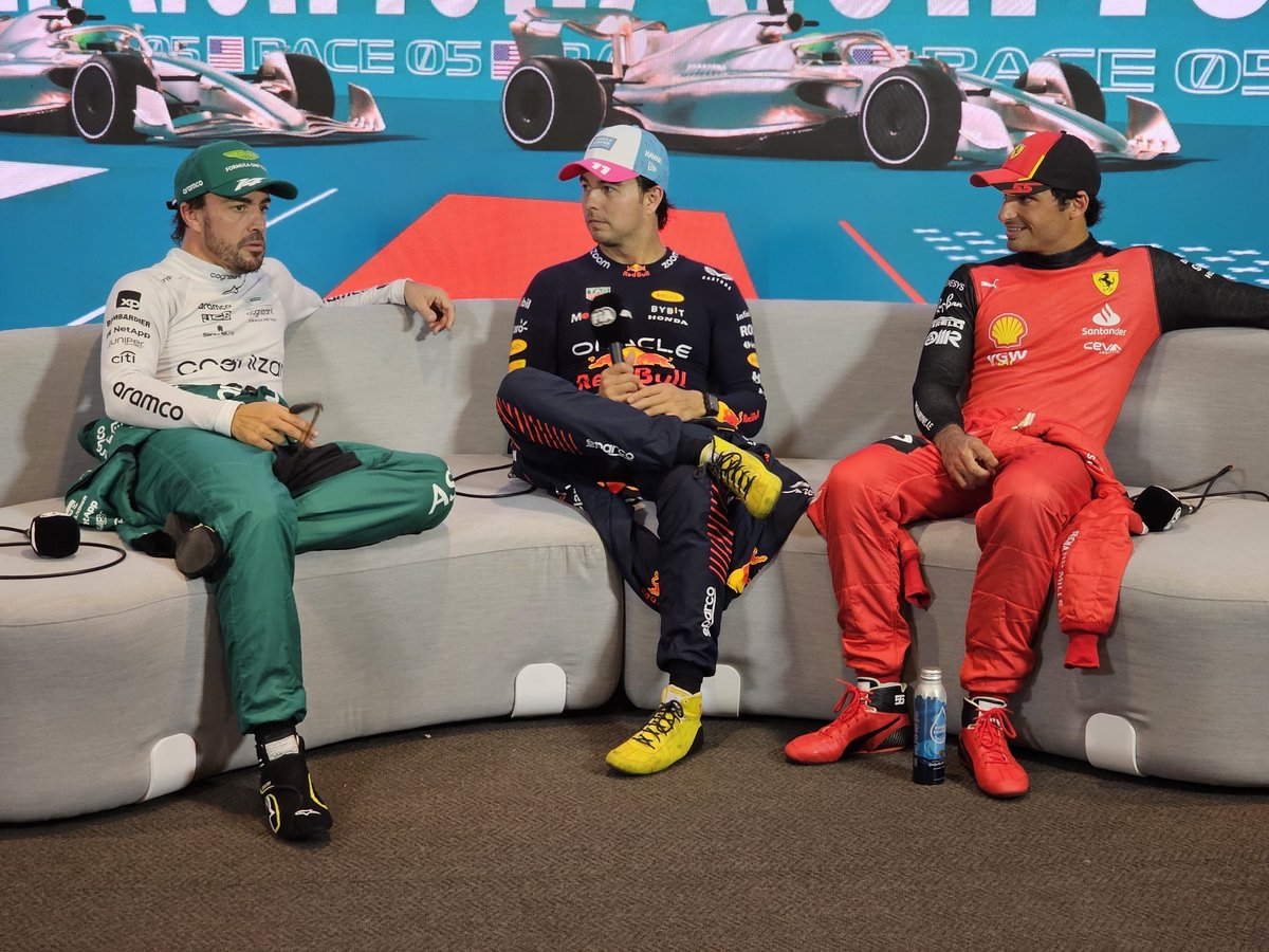 💥 Fernando Alonso se SALTA las normas y habla en ESPAÑOL en la rueda de prensa. 💥

👉 @PedroFerminF1 les ha preguntado a los tres hispanos cómo se sentían. Fernando ha respondido: "vamos a saltarnos las normas otra vez...".

👉 Cuando Clarkson, el presentador, le ha pedido que 