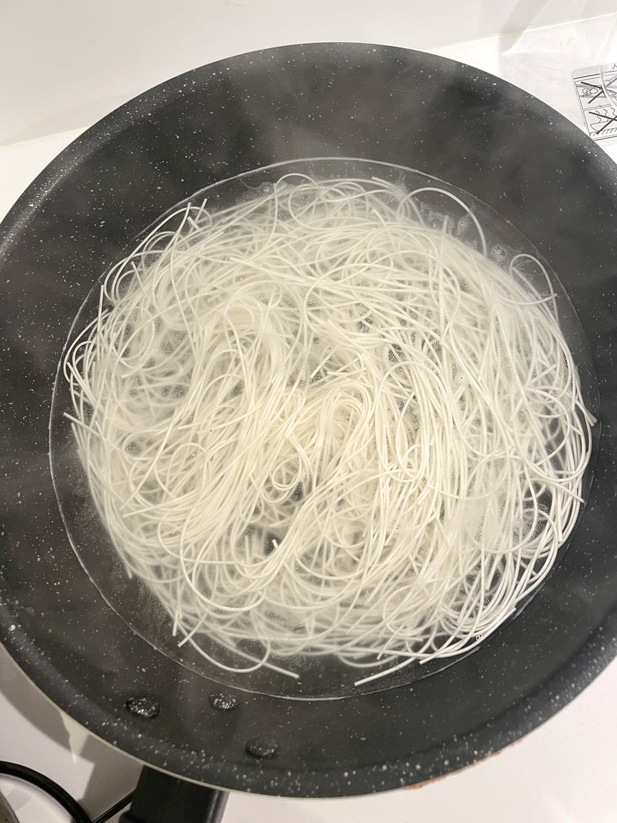 そうめんは茹でずにフライパンにお湯を沸騰させたら、麺を入れて10秒かき混ぜ、火をすぐ止めて蓋して3分待つだけでヌメリのないつるんと美味しいそうめんが出来ます。コシがあって凄く美味しい。普通に茹でるよりくっつかないし暑くないし最高。 