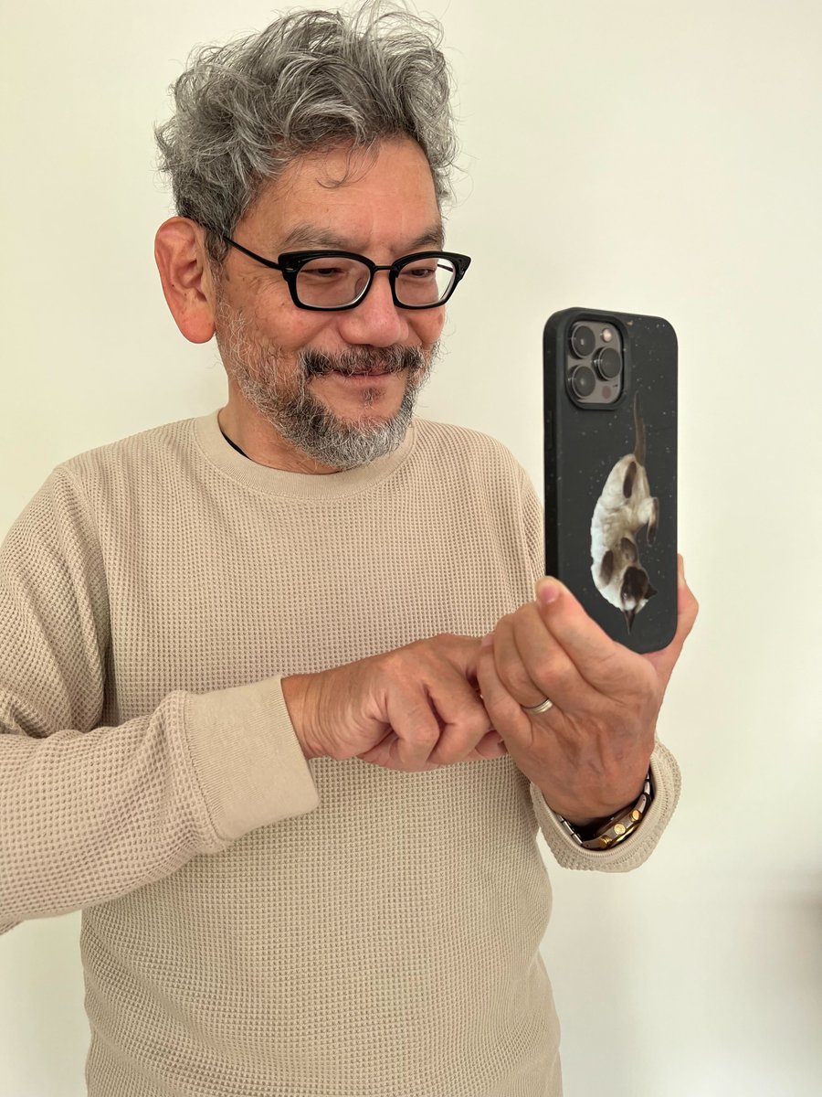 監督の63歳の誕生日。
誕プレのサリーちゃんのスマホケースを
装着して嬉しそうです。 