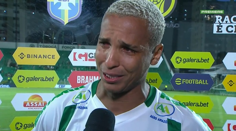 Deyverson:

- Ontem minha amiga partiu. Sou um cara que me emociono muito, mas ontem não consegui. Eu tava relutando para poder estar aqui hoje, com essa força. Minha esposa me deu muita força para estar aqui hoje. Queria muito estar lá no enterro para me despedir dela. Mas eu 