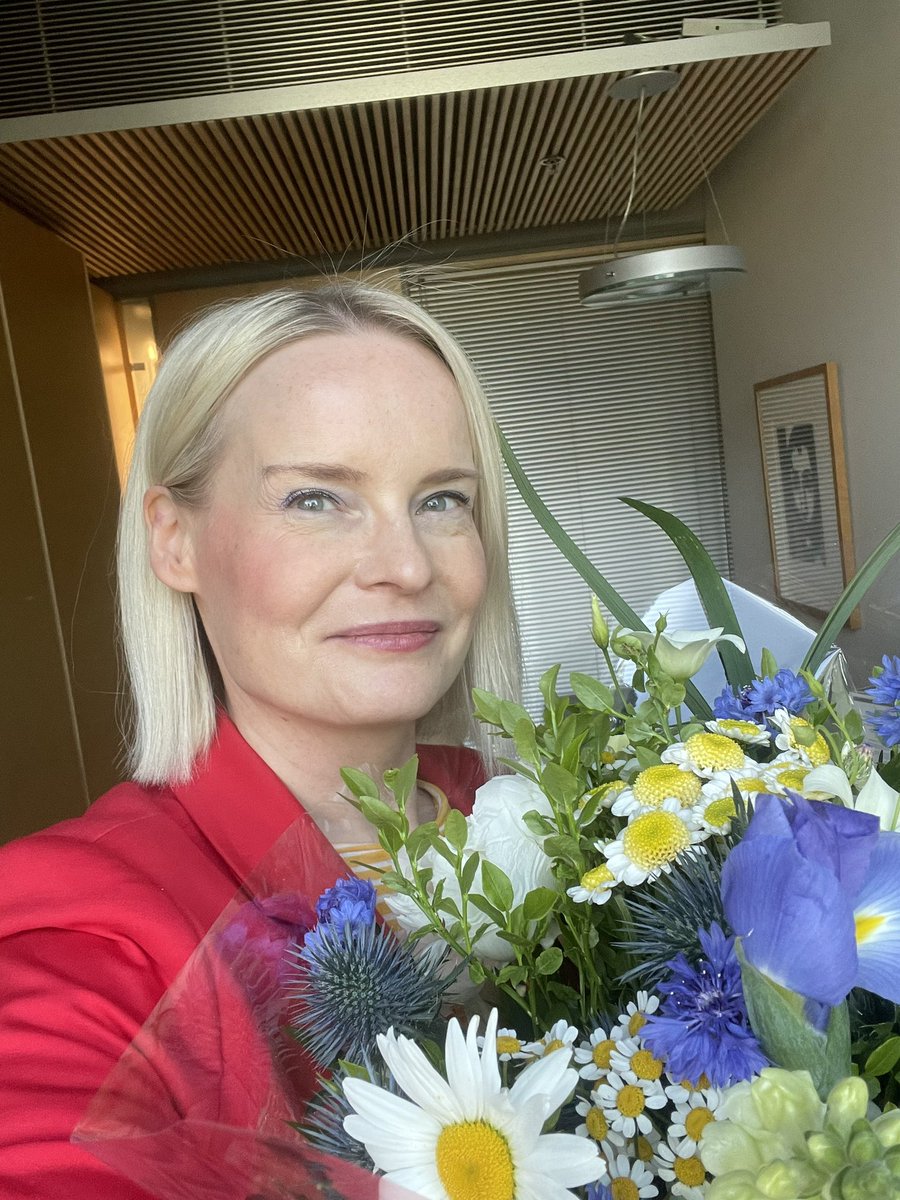 Valtiovarainministeri: 

Muutenkin kova homma, mutta ihan hullu näin paljon sopeuttavalla ja säästävällä hallitusohjelmalla, sanovat.

Olen valmis toimeen, en pelkää - ja sitä paitsi, pidän  säästämisestä ja tarkan rahan politiikasta. 

Nöyrällä mielellä kohti tulevia myrskyjä. 