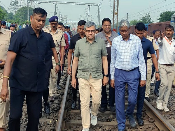 51 hours, over 2300 staff, here's how Ashwini Vaishnaw-led team worked on Odisha Rail Accident

Read @ANI Story | https://t.co/1KMhpwglsS
#AshwiniVaishnaw #OdishaTrainAccident 