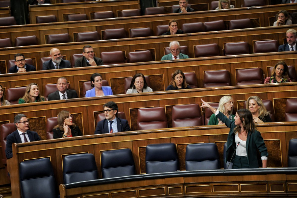 Estaba muy cerca de ella. Vi cómo temblaba de rabia, cómo se le agolpaba el llanto y se le quebraba un poco la voz... y cómo sacó la fuerza —aún así— para hacer una intervención que ya es historia de la lucha contra el fascismo.

Hoy no me puedo quitar esta foto de la cabeza. 