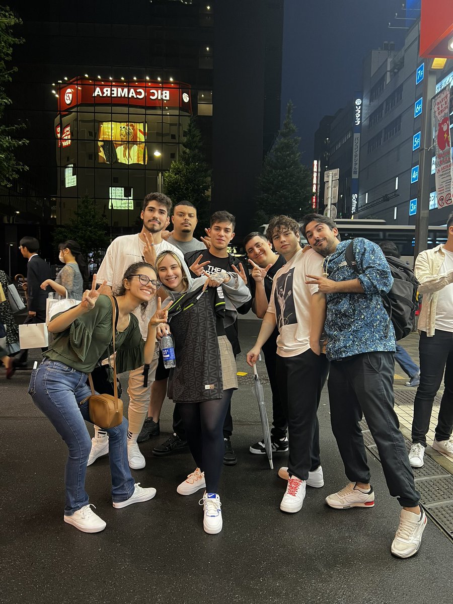 E eu que fui dar rolê e achei uns caras famosos aqui no Japão

E AINDA GANHEI CAMISETAAAAAAAAAAAAAAAAA (só porque enchi muito o saco)

Te amo @LOUDgg! 