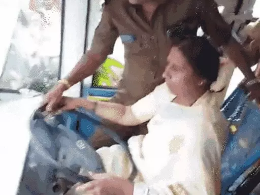 कर्नाटक में महिलाओं के लिए फ्री बस सर्विस शुरु: कांग्रेस MLA रूपकला ने खुद बस चलाई, गलती से बैक गियर लगाया, पार्किंग की गाड़ियां क्षतिग्रस्त
https://t.co/qLcLRoEwQt 
#Karnataka 