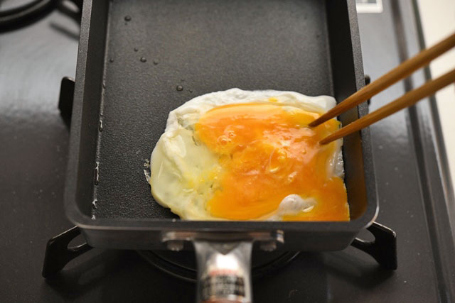 ハムたまごの三角焼き。いい弁当おかずが出来ました！色味がよくて味もかぶりにくい。

手順としては、卵を四角く広げて焼き、ハムを挟んで三角に折りたたみます。卵焼き器の隅に軽く押し当てて焼くと、芯まで火が通りやすいかと。中にマヨネーズを忍ばせるのがおすすめ！
https://t.co/cReESyCTl2 