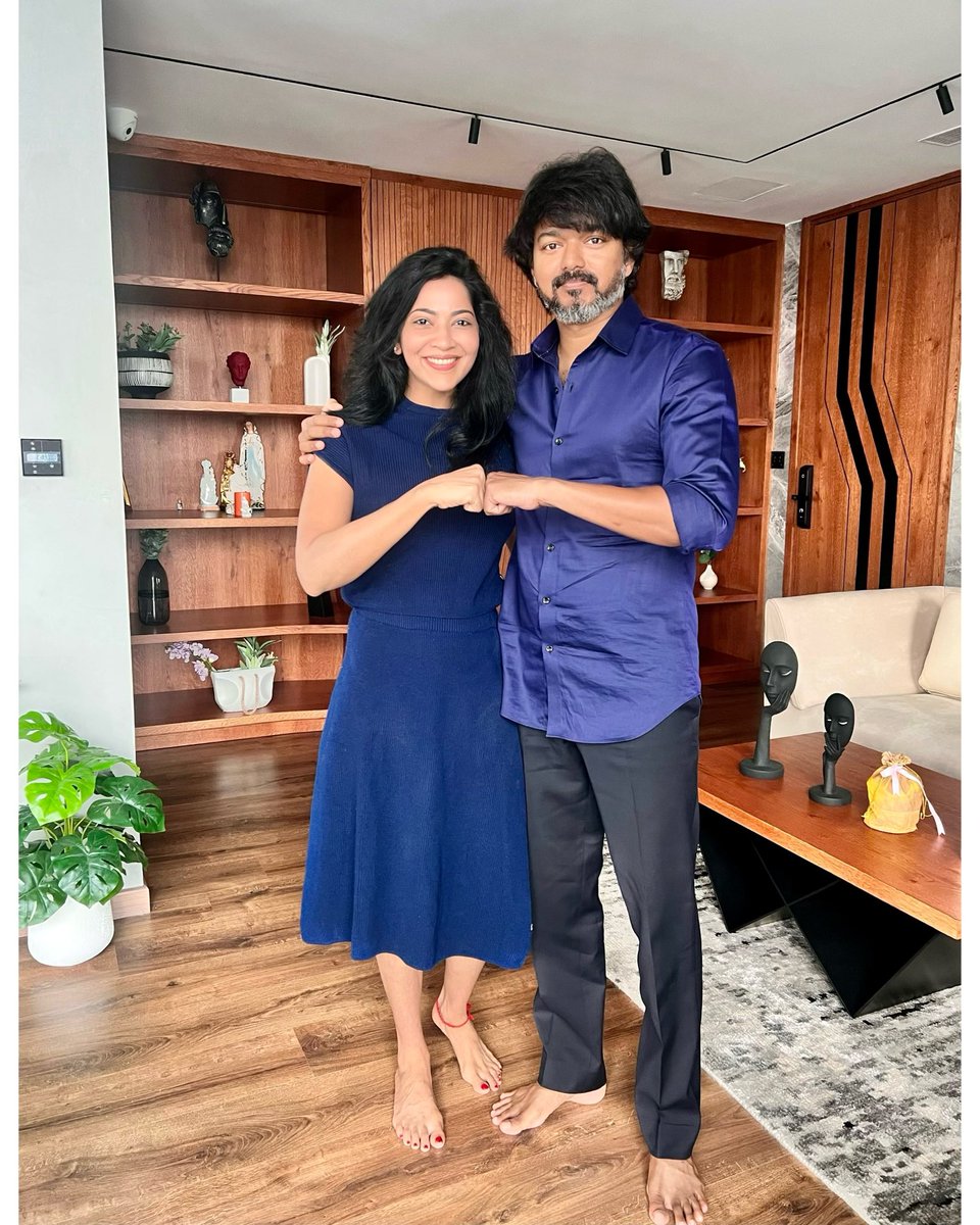 The pic that I go back to everytime I needed a smile !!!😀😃😄😁☺️😊😇

Wishing our Thalapathy 
a ‘Bloody Sweet’ 
Leo Birthday !🥳 🎊🎉♥️ 