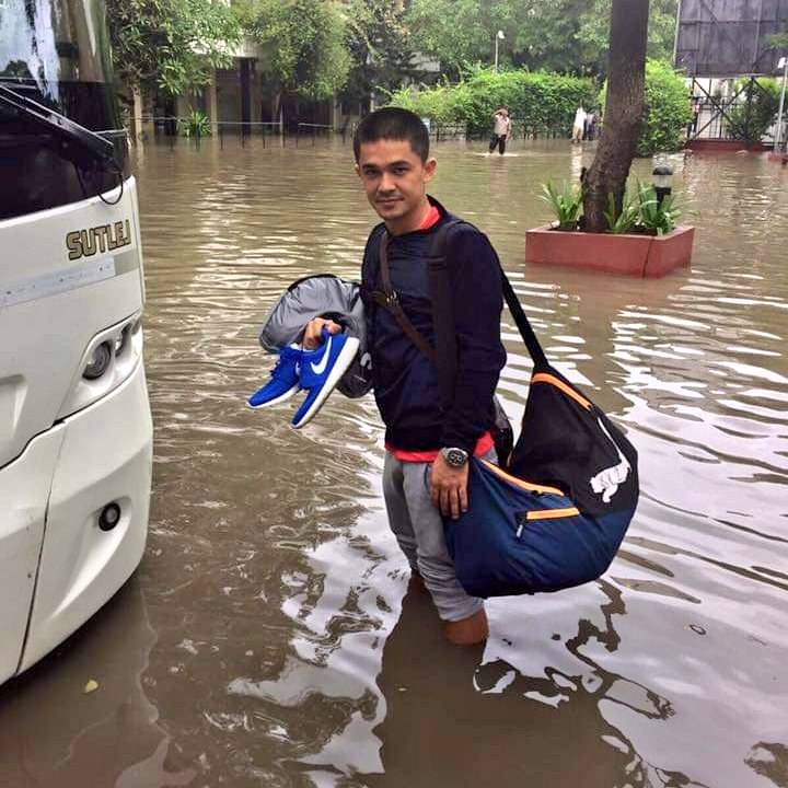 Arey bhai rona baand kaarein, paani hotel k baahar taak agaya hai 😭 
