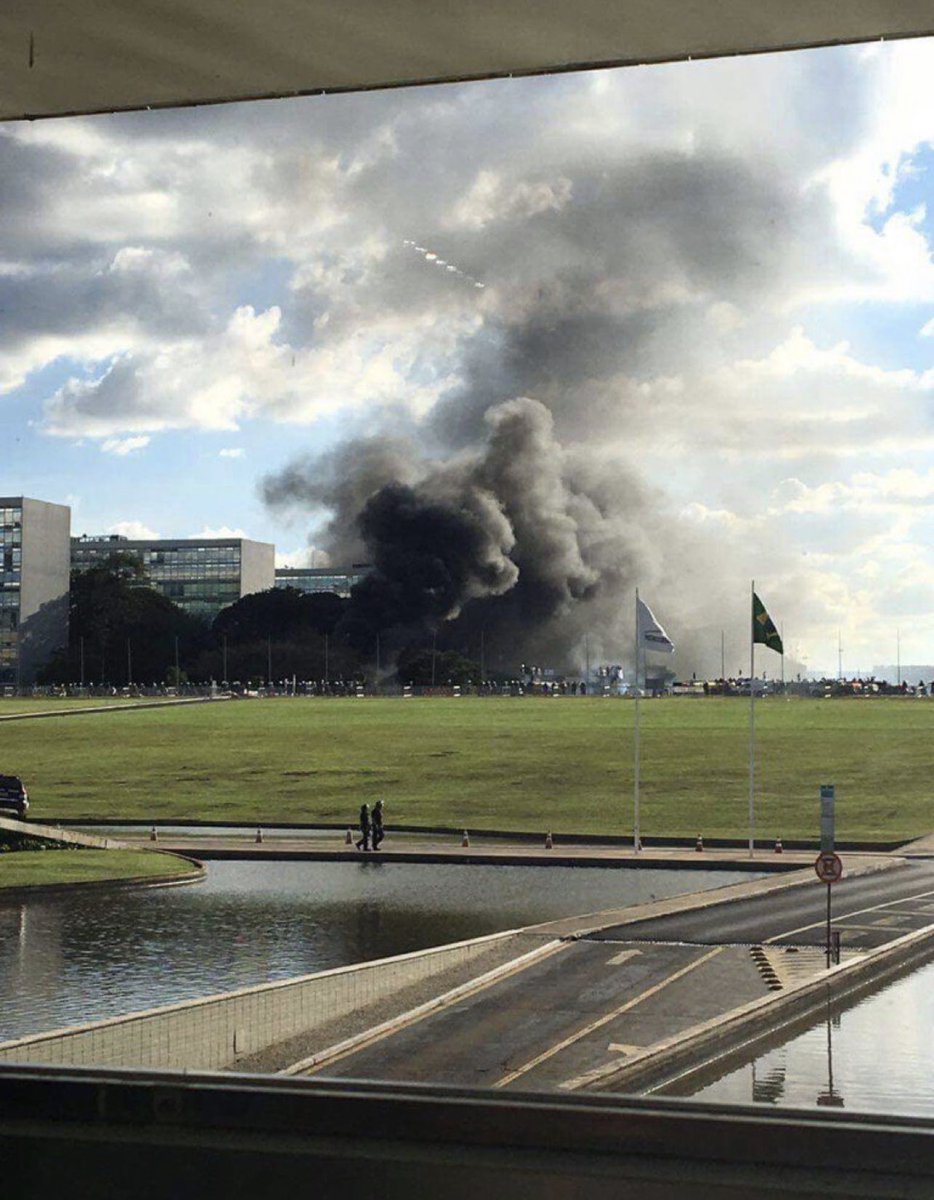 Só para lembrar: a depredação e o incêndio de ministérios feitos em manifestação convocada pelo PT contra o Governo Temer, em 24 de maio de 2017 ..Ninguém preso, nem processado..!!! 