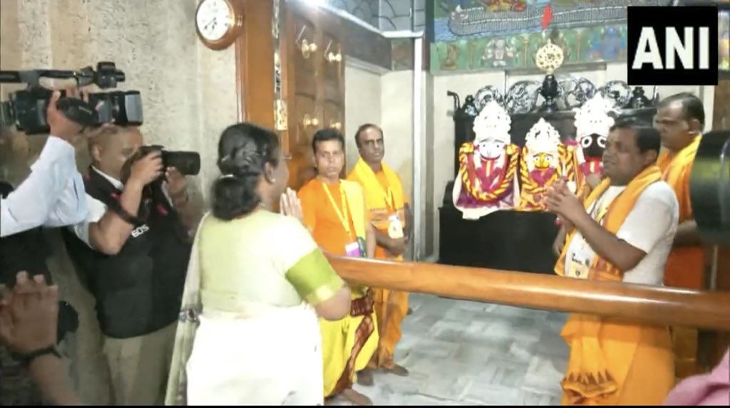 जिस मंदिर में @AshwiniVaishnaw और @dpradhanbjp अंदर से दर्शन करेंगे, मूर्ति को स्पर्श करेंगे, उस मंदिर में भारत 🇮🇳 गणराज्य की महामहिम राष्ट्रपति द्रौपदी मुर्मू को बाहर से पूजा कराई जाएगी!

पुजारियों को गिरफ़्तार किया जाए। ये दिल्ली का जगन्नाथ मंदिर है।

बहुत चल गया। अब नहीं 
