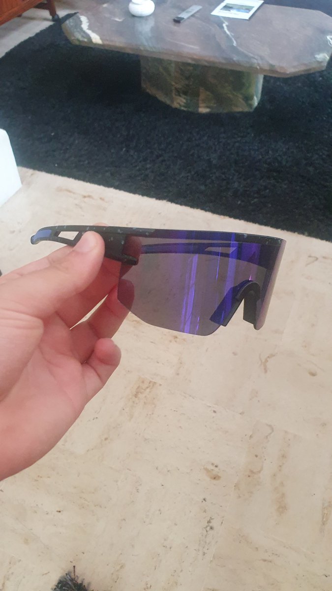 Dites-vous que pile après ce moment, il a balancé les lunettes en l'air et c'est moi qu'il ait attrapé mdrrr 