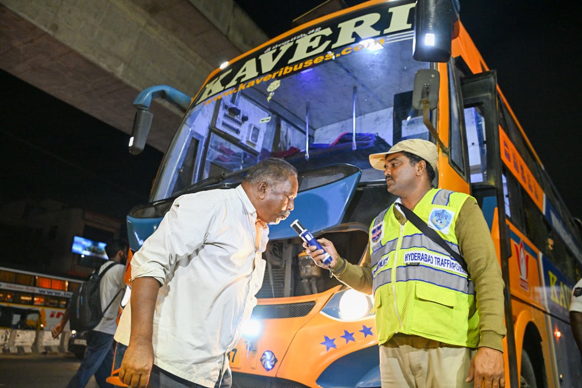 The Telangana police taking measures after the recent bus fire accident. They're conducting checks on drunk and drive cases, vehicle fitness, and traffic violations at S R Nagar

📸 @sumanreddy_d 