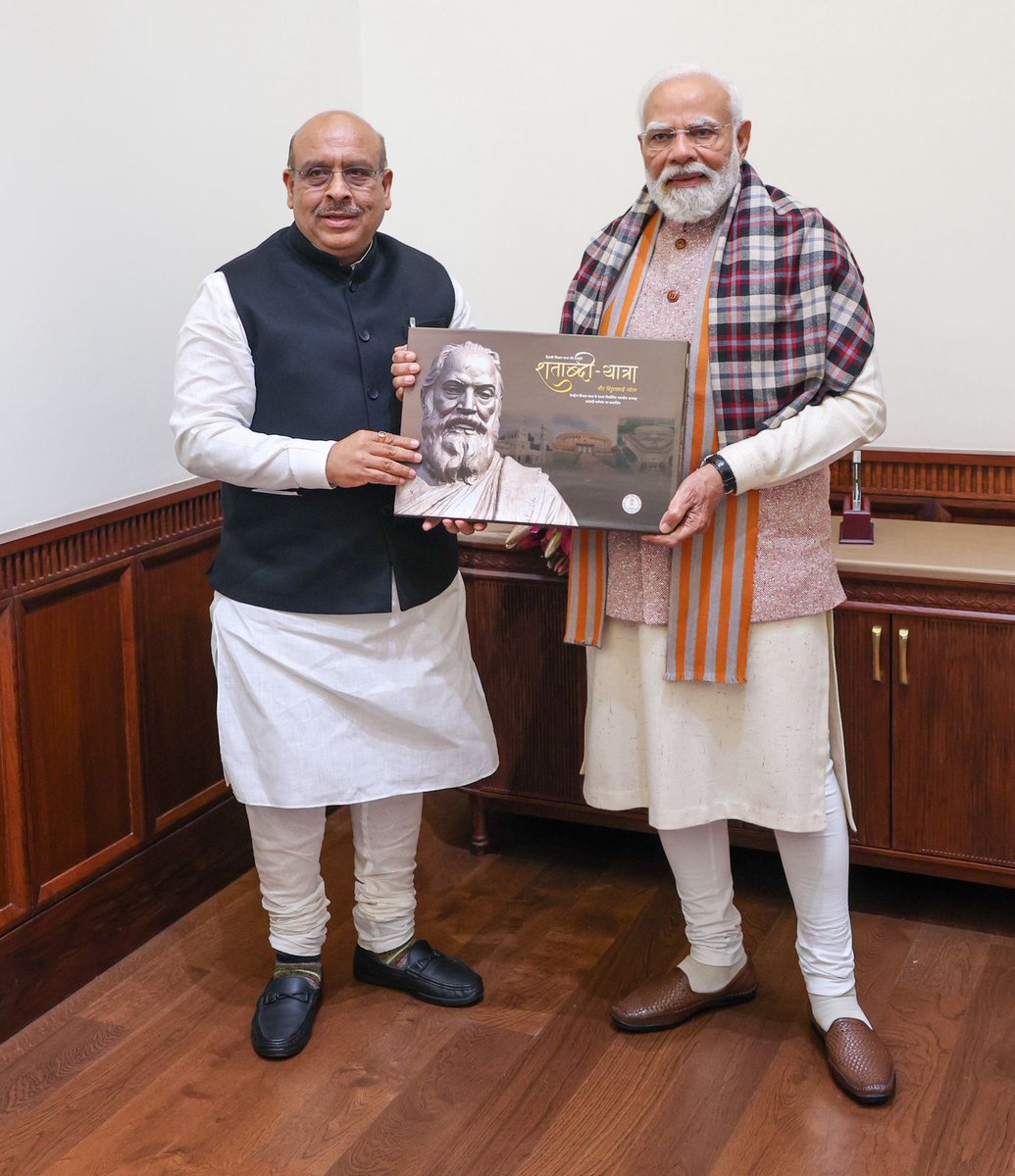 आज देश के यशस्वी प्रधानमंत्री आदरणीय श्री नरेंद्र मोदी जी से शिष्टाचार भेंट कर ‘शताब्दी-यात्रा’ कॉफ़ी टेबल बुक भेंट की।

यह पुस्तक सन् 1925 से 2025 तक भारत की संसदीय यात्रा का ऐतिहासिक दस्तावेज है और केन्द्रीय विधान सभा के प्रथम भारतीय निर्वाचित अध्यक्ष वीर विट्ठलभाई झबेरभाई पटेल 