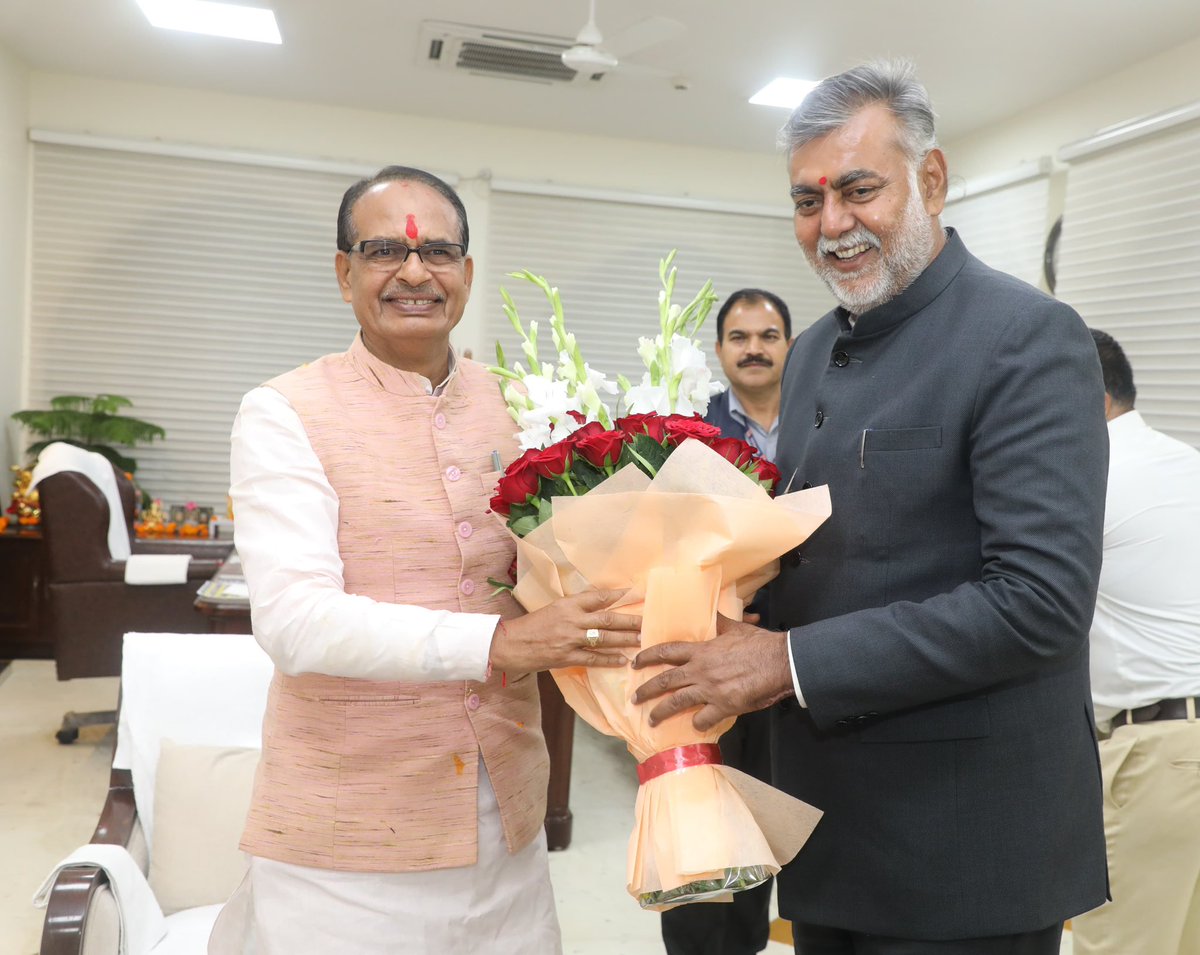 आज सायंकाल मध्यप्रदेश के मा मुख्यमंत्री @ChouhanShivraj जी से मुख्यमंत्री निवास पर जाकर भेंट कर प्रदेश की विजय की बधाई दी ।@BJP4India @BJP4MP 