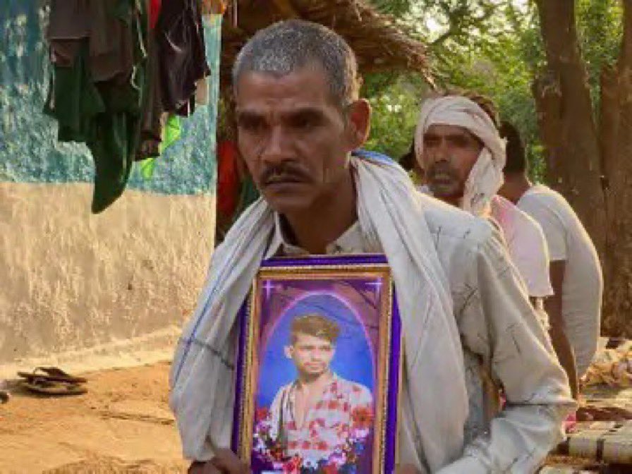 He is Eshwar Sahu, a labour, now a BJP MLA in Chattisgarh. We fielded him, after his son was killed by a Muslim mob, and the Congress chose to side with the murderers. Today, he defeated Ravindra Choubey, a 7 time Congress MLA!
He won’t get his son back but some closure perhaps… 