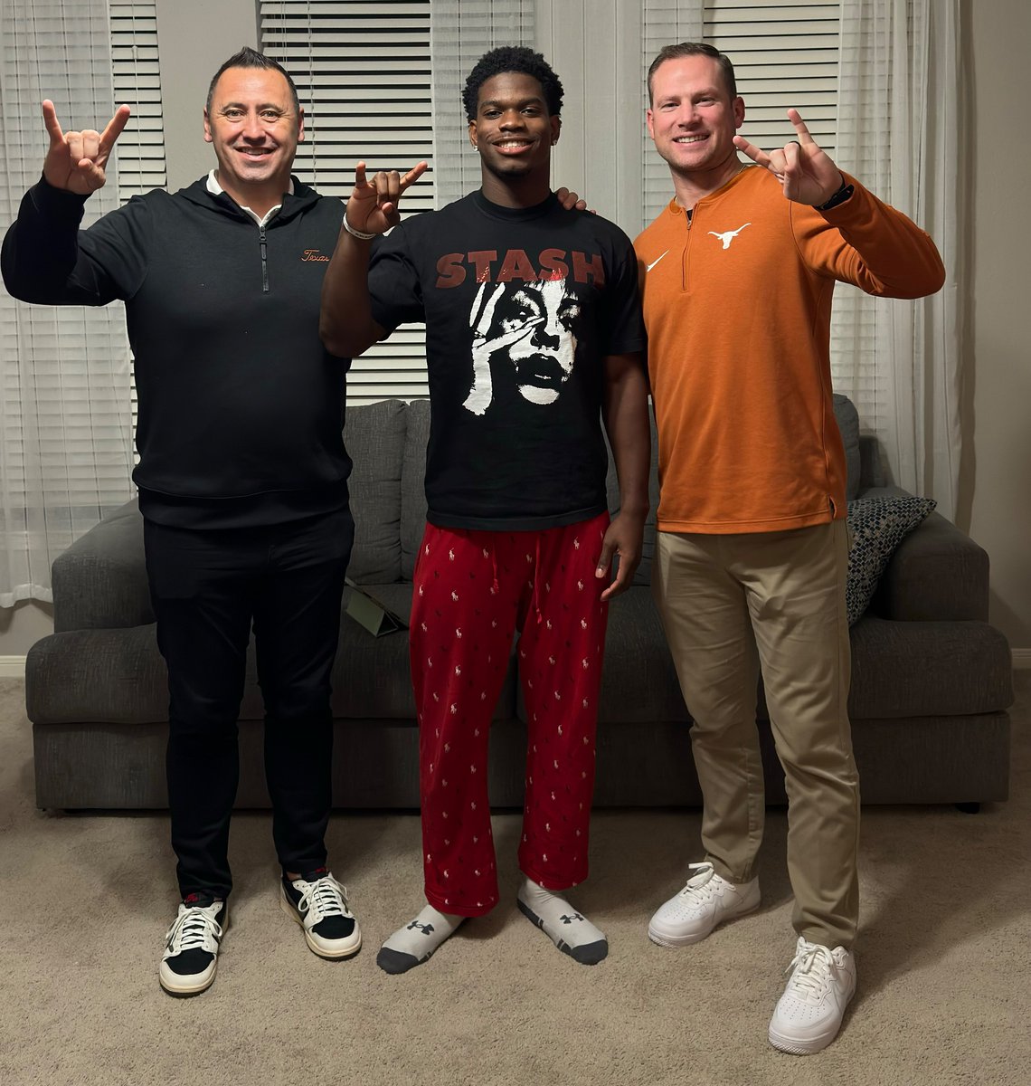 5-star safety @XEF_19 (Xavier Filsaime) and Texas Longhorns head coach Steve Sarkisian &amp; safeties coach Blake Gideon in-home visit Thursday night. @InsideTexas @ontexasfootball 

https://t.co/AaQcMgRuAb 