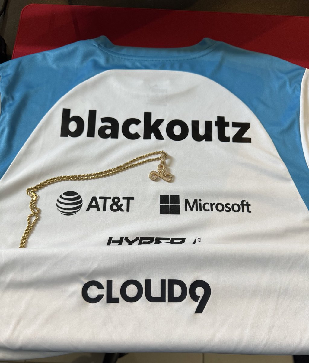 Hoje me despeço da @Cloud9 depois de 4 anos e meio junto a organização, uma jornada maravilhosa que mudou a minha vida para SEMPRE, a Cloud9 foi muito mais do que uma organização para mim, foi a realização de um SONHO de criança, foi me sentir em casa e acolhido, mesmo quando eu 