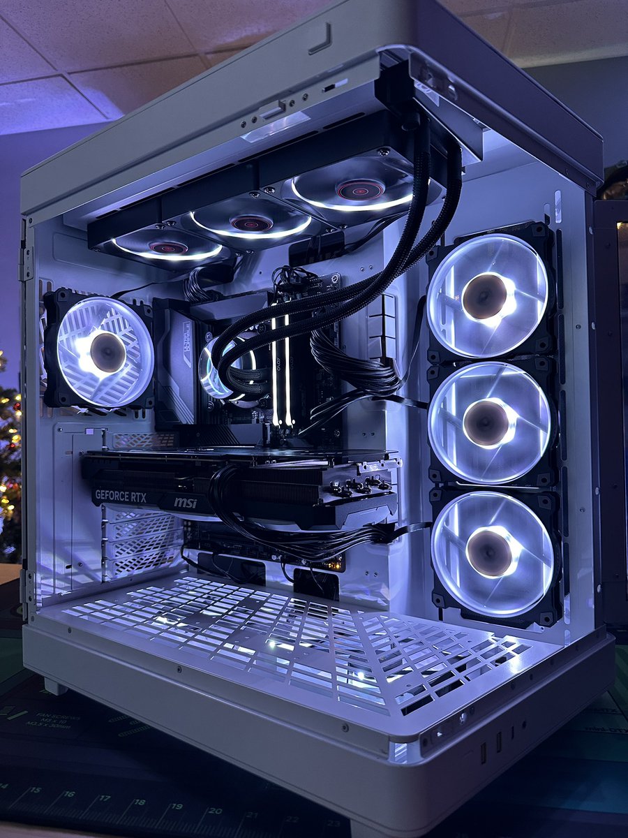 Today is the day we give away this gaming PC! 🎄Here’s how. Retweet for Good luck! 