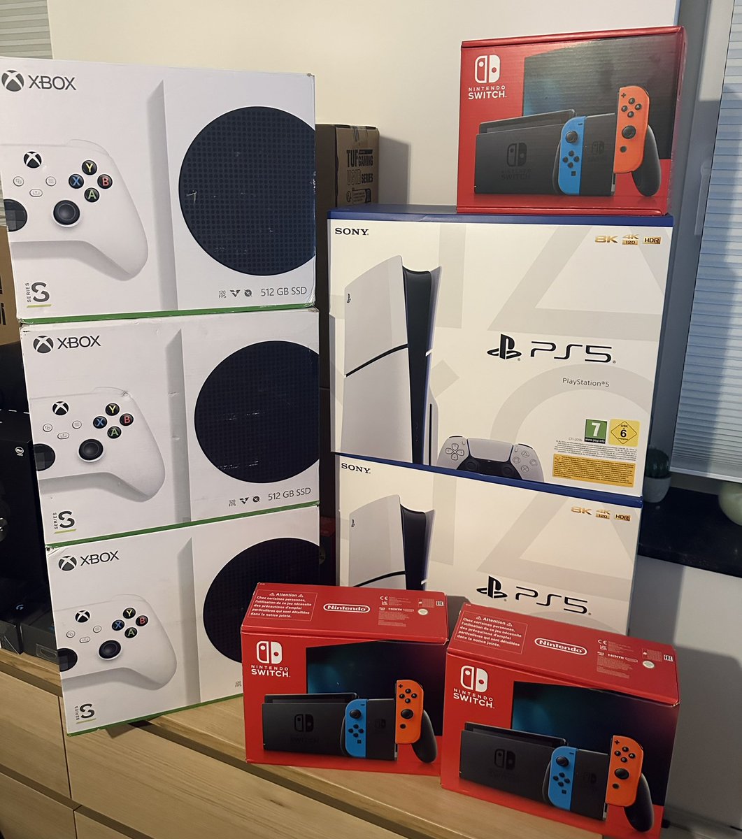 Bon je vais vous faire gagner un dernier cadeau pour 2023, choisissez la console que vous voulez gagner 🫣 

PS5 Slim, Xbox Series S ou Nintendo Switch ? 👀 