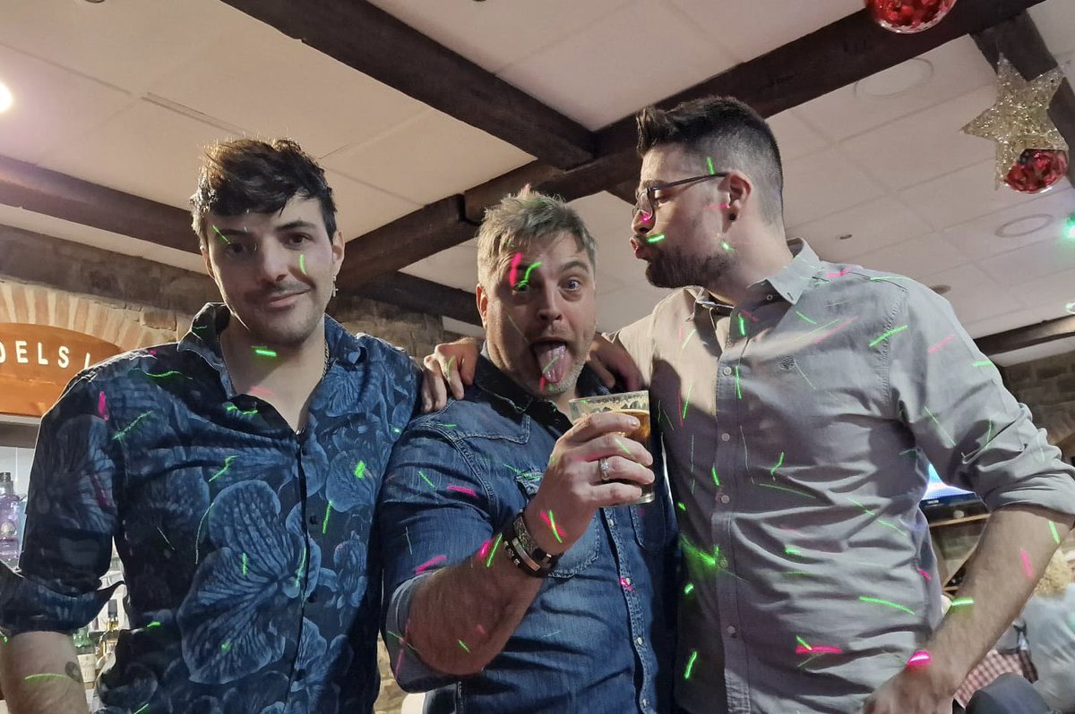 Feliz año cabezones !!! Espero que el 2024 sea un año de paz y que podamos seguir disfrutando juntos de nuestras locuras , un beso grande se los quiere 