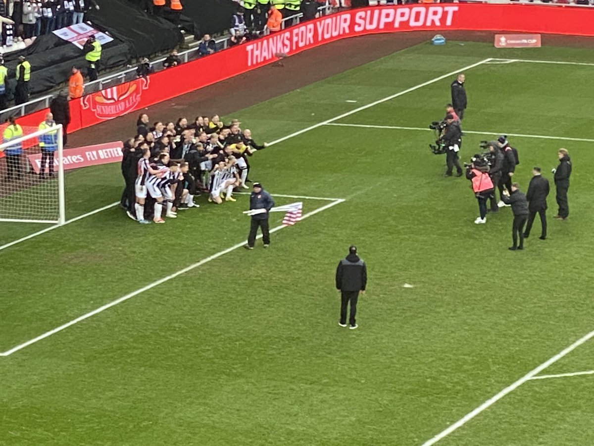 Newcastle players &amp; staff wind up Sunderland fans by taking their “winning team photo” on the pitch after 3-0 derby win #NUFC #SAFC 