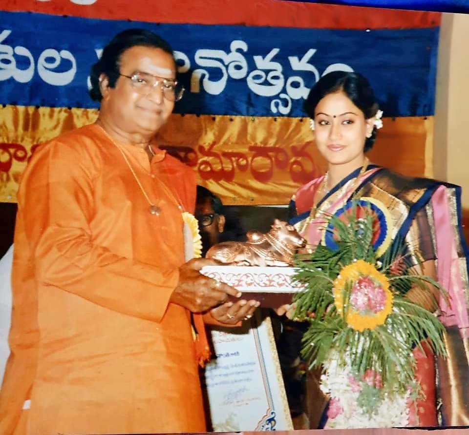 భారతరత్న వంటి అత్యున్నత అవార్డుల విషయంలో రాజకీయాల ప్రమేయం ఉండక పోవచ్చు కానీ, తెలుగుజాతి గౌరవ ప్రతీక శ్రీ పీవీ నరసింహా రావు గారిని వరించిన పురస్కారం మన ఆత్మగౌరవ విజయకేతనమైన పద్మశ్రీ ఎన్టీఆర్ గారికి కూడా ప్రకటించిఉంటే తెలుగు ప్రజానీకం యావత్తు మరింత పులకించిపోయేదన్నది తిరుగులేని 