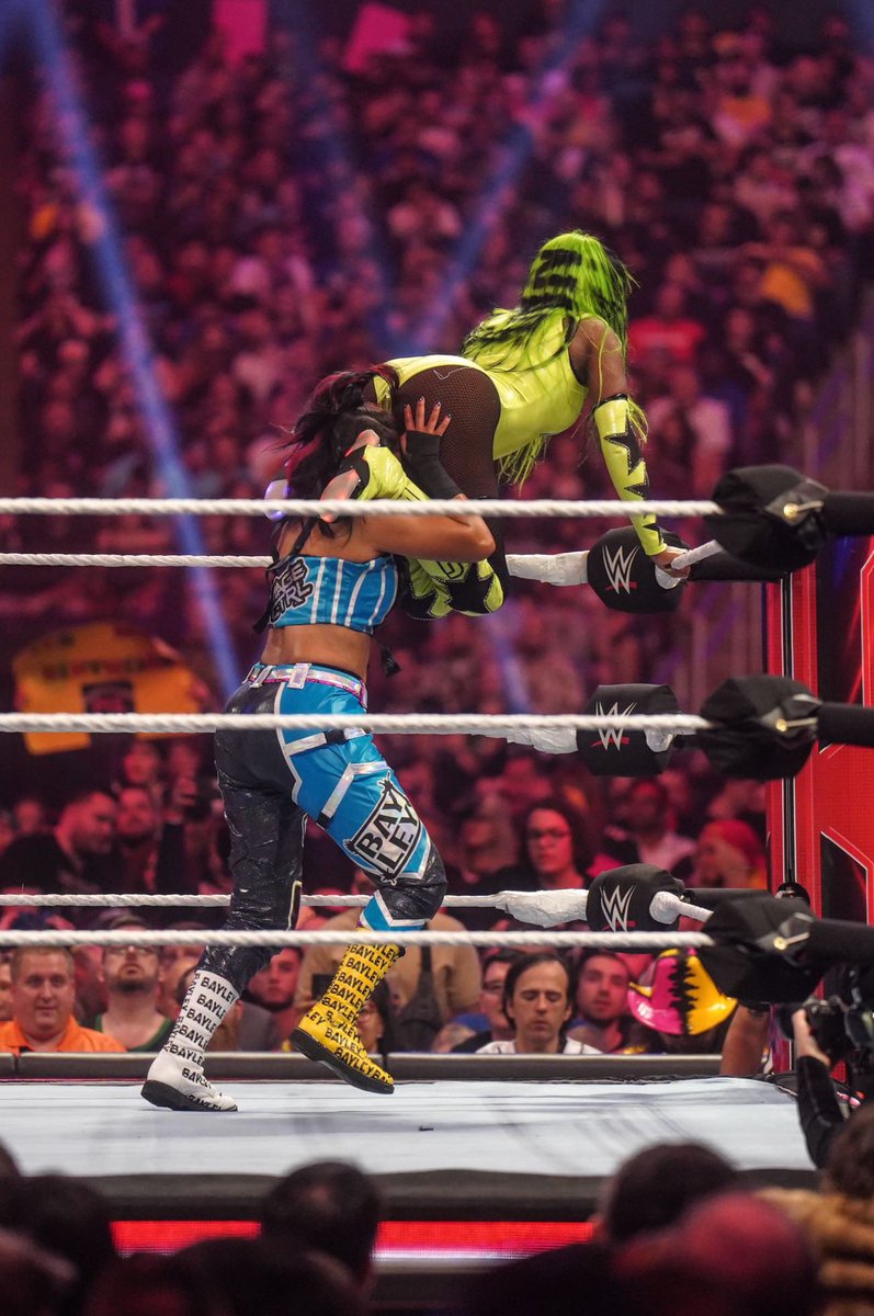 Look how happy @itsBayleyWWE is to see me! 😝 
