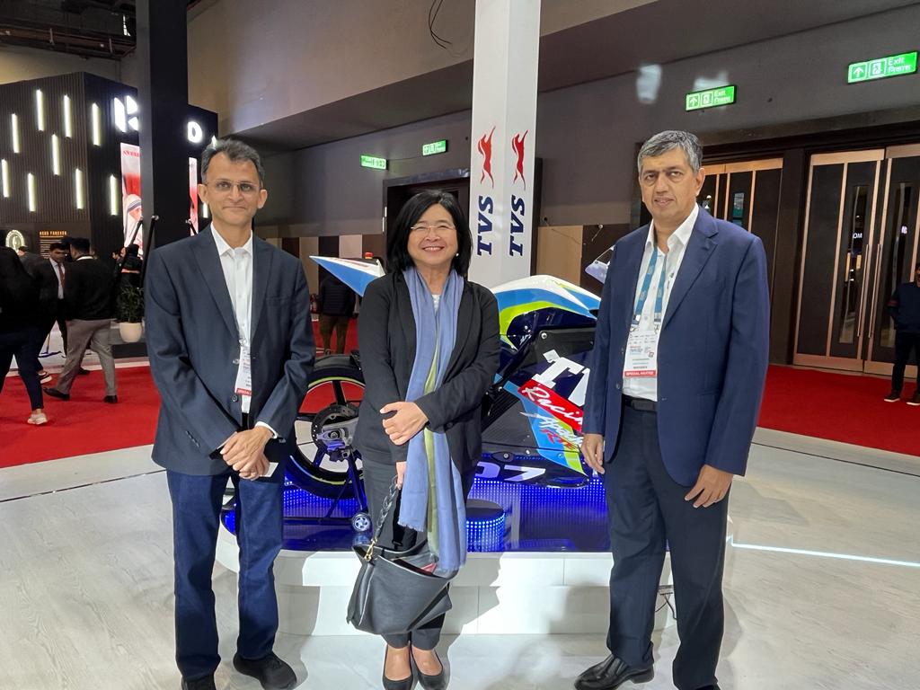 Delighted to host Ambassador of Thailand. H.E Pattarat Hongkong to the TVS Motor stall at Bharat Mobility Expo 2024! With our CEO KN Radhakrishnan.  

Redefine Solutions. Elevate life.  
#tvsmotorcompany #BharatMobility2024 