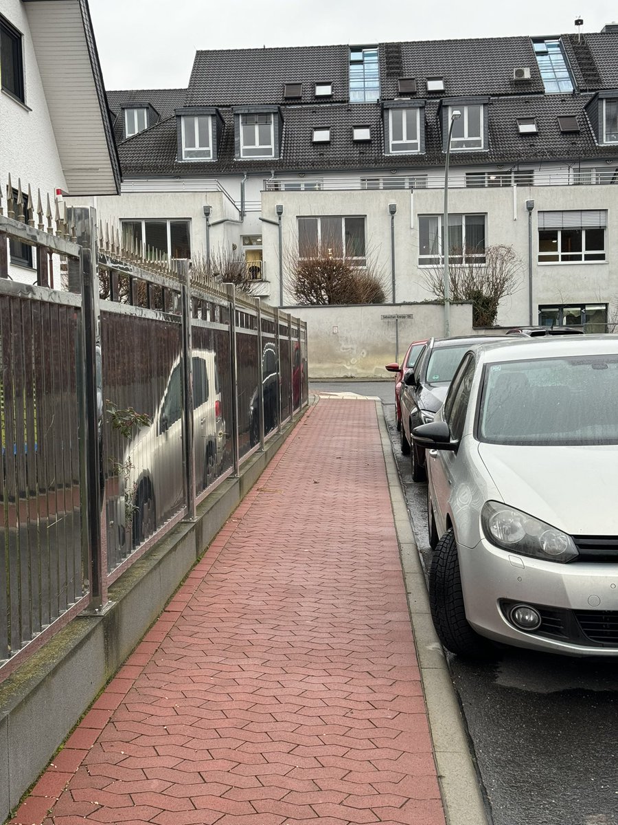 I feel like, if we saw this fence in a game, we’d be like “those reflections aren’t realistic at all”. 