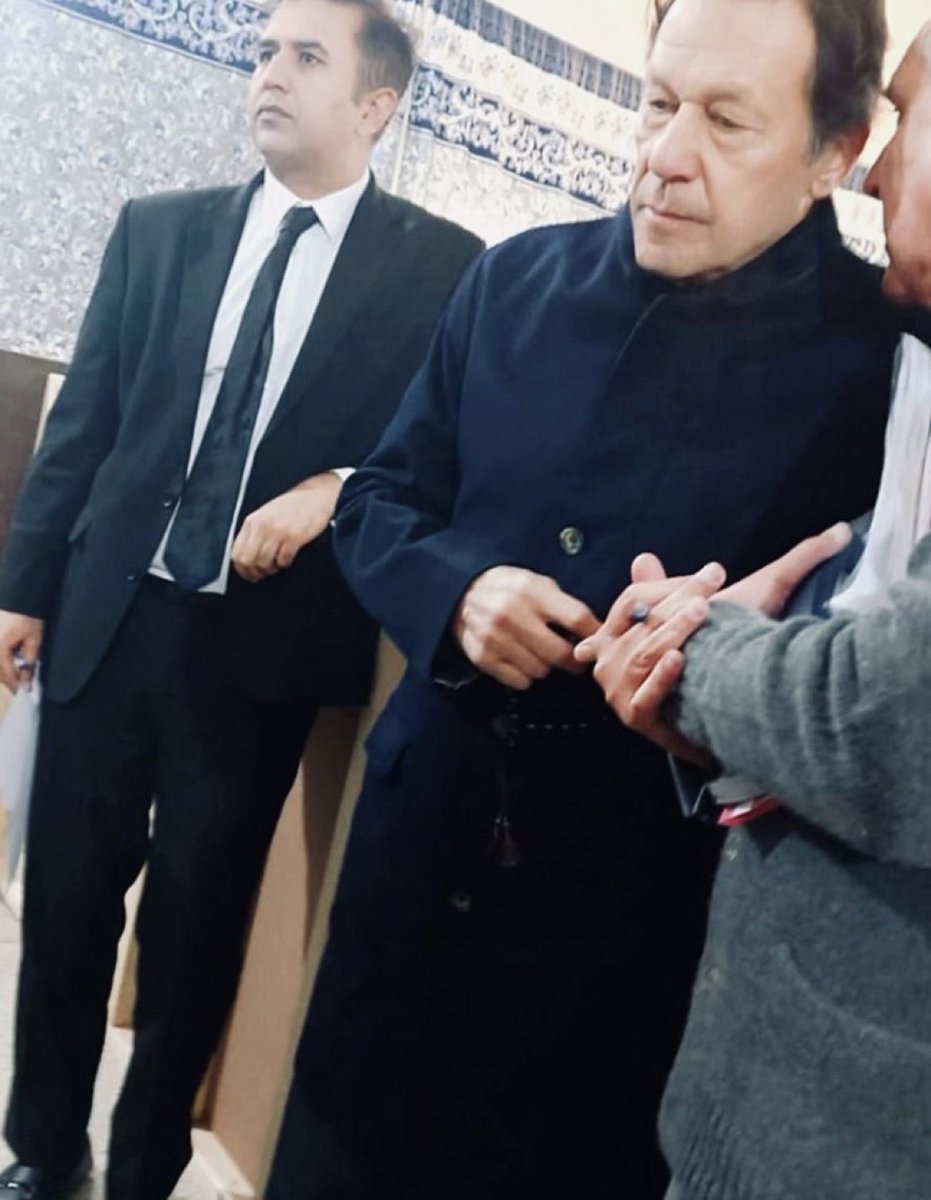 الیکشن کا پہلا غیر حتمی نتیجہ موصول !
پاکستانیوں یہ آپکے لیڈر عمران خان کی ایک ہفتہ پہلے کی تصویر ہے۔ 