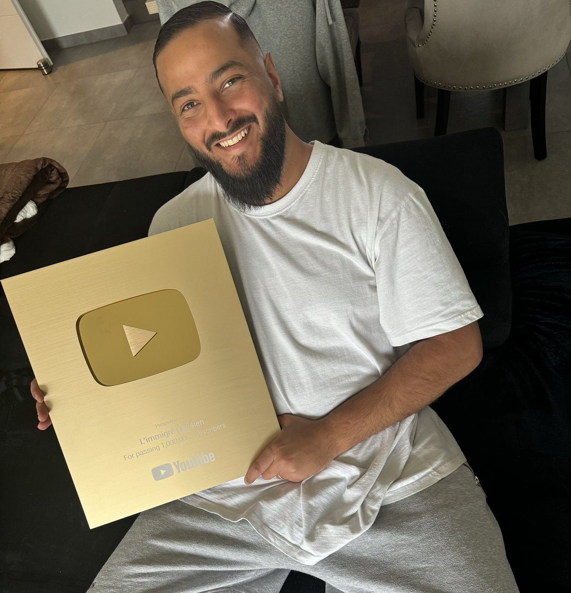 1 000 000 ❤️
Ça y est le trophée est arrivé, un nouveau palier atteint : le million d'abonnés. C'est incroyable et tout ça c'est grâce à vous alors merci les GAOUTS ❤️ 
