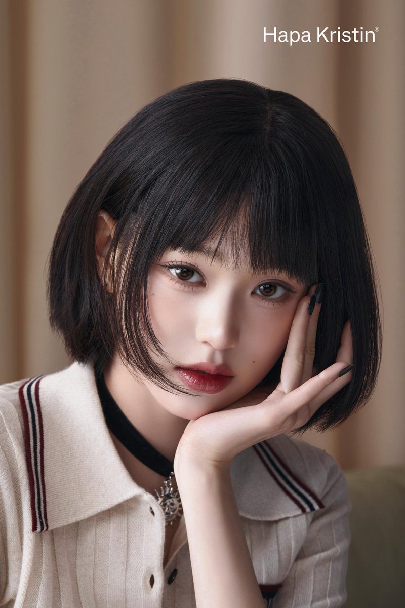 #IVE ウォニョン、デビュー後初のショートヘアに変身🍒

公開されたグラビアでチャン・ウォニョンは前髪を下ろしたショートヘアを披露した。デビュー前、Mnet「プロデュース48」時代からIZONE時代、そして現在のIVEまでロングヘアを維持してきたウォニョンがショートヘアを披露するのは今回が初めてだ 