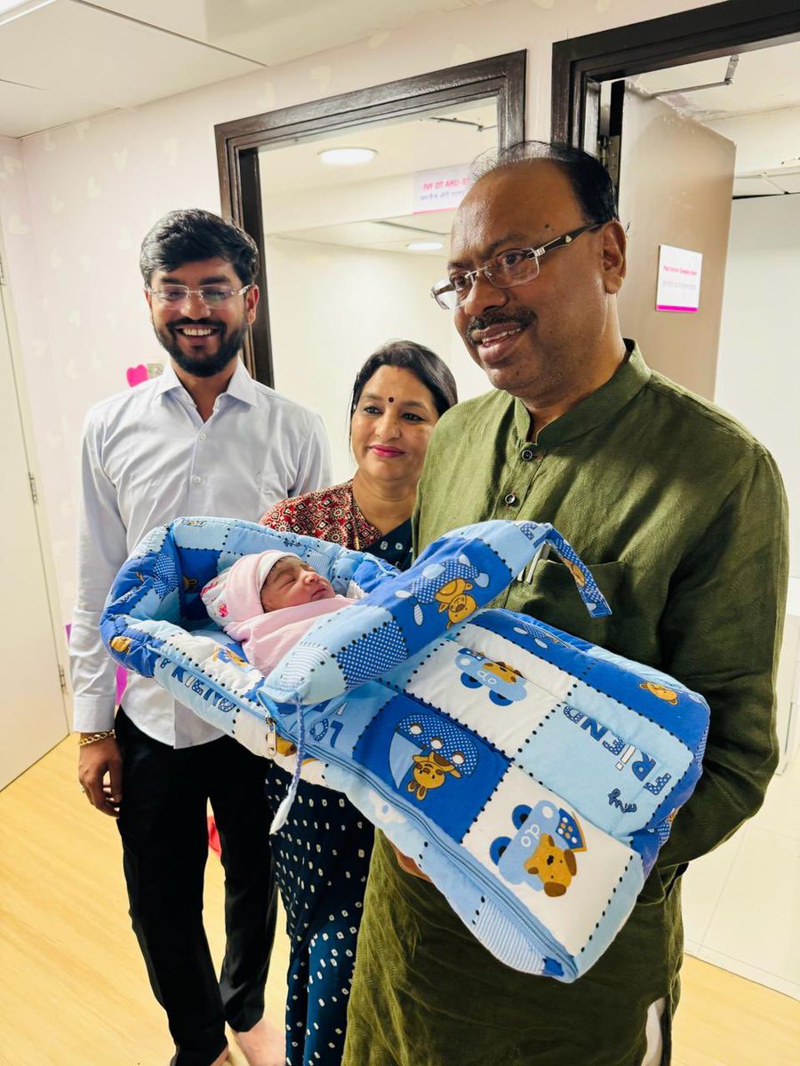 आनंदाचा सुवर्णक्षण.. आजोबा झालो!!
आमच्या घरी लक्ष्मी आली!!

आई महालक्ष्मी जगदंबेची कृपा. आयुष्यातील अविस्मरणीय क्षण आज वाट्याला आला. चिरंजीव संकेत व सौ. अनुष्का यांना कन्यारत्न प्राप्त झाले. सौ. ज्योती व मी आजी आजोबा झालो. देवाचे  मनःपूर्वक आभार मानतो. आमच्या घरी सोनपावलांनी 