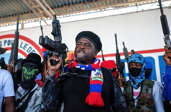 Las bandas criminales tomaron el país. Ya no existe la ley, se fugaron miles de presos.
Nadie sale de sus casas. Se huele la muerte por todos lados.
El presidente renunció: "Ya no puedo hacer nada".

Está sucediendo ahora mismo en América Latina... 