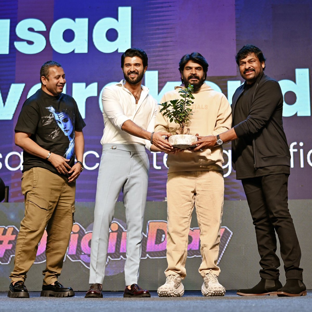 చాలా ఆనందంగా ఉంది. మన Subscribers అందరికీ Thank You So much for Your Support 🥰 #prasadtechintelugu . Thank you @TeluguDMF . Thank you so much @KChiruTweets Garu &amp; @TheDeverakonda garu. 