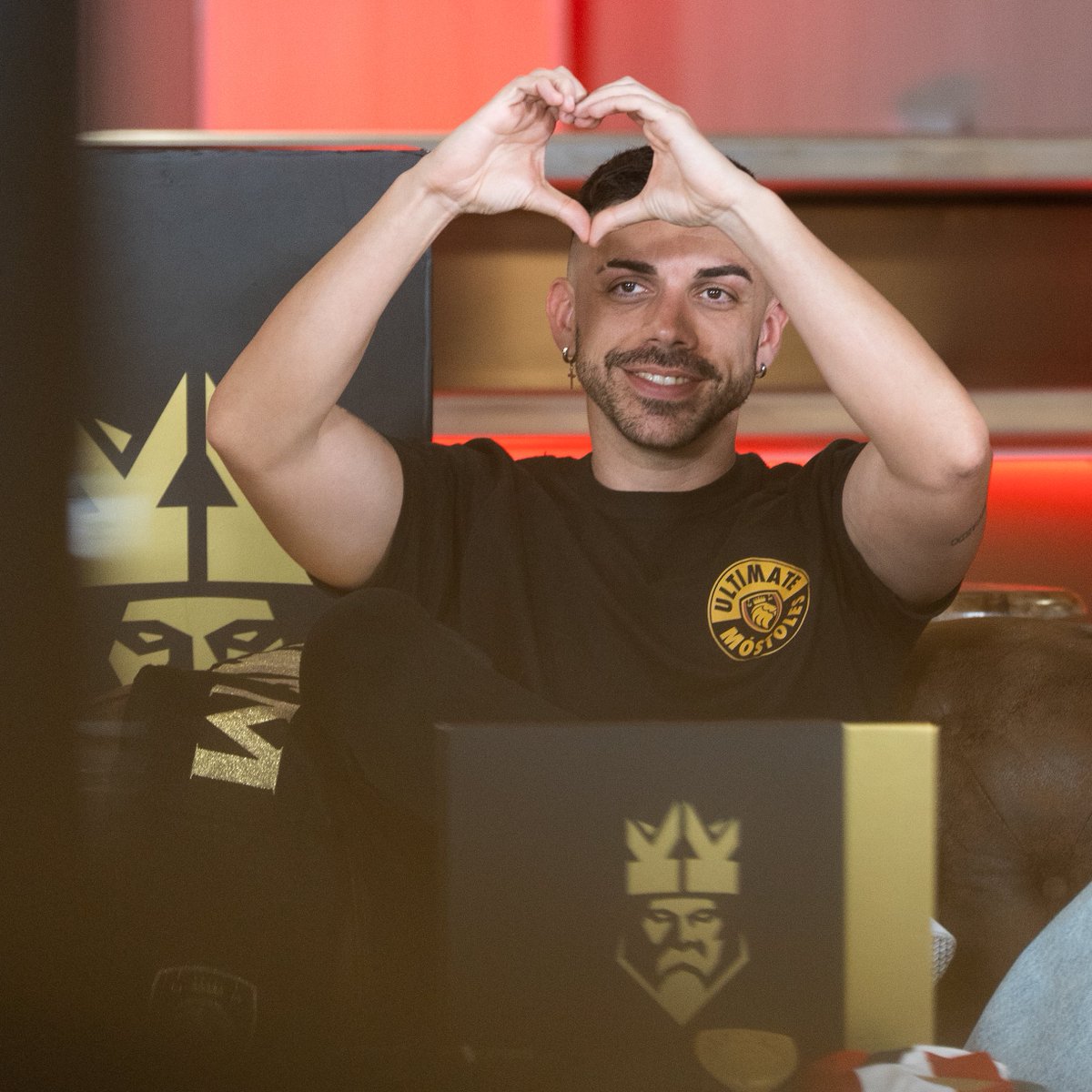 🦁 Mirad en vuestro teclado entre la letra 𝐄 y la 𝐘. 
