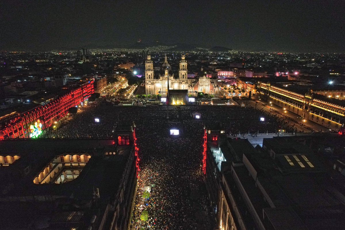 .@Interpol’s largest concert of their career: a free performance last night at Zocálo in Mexico City for over an audience of over 160k, w/ openers @waterfromyreyes. 
Photo via @sopitas / CDMX 