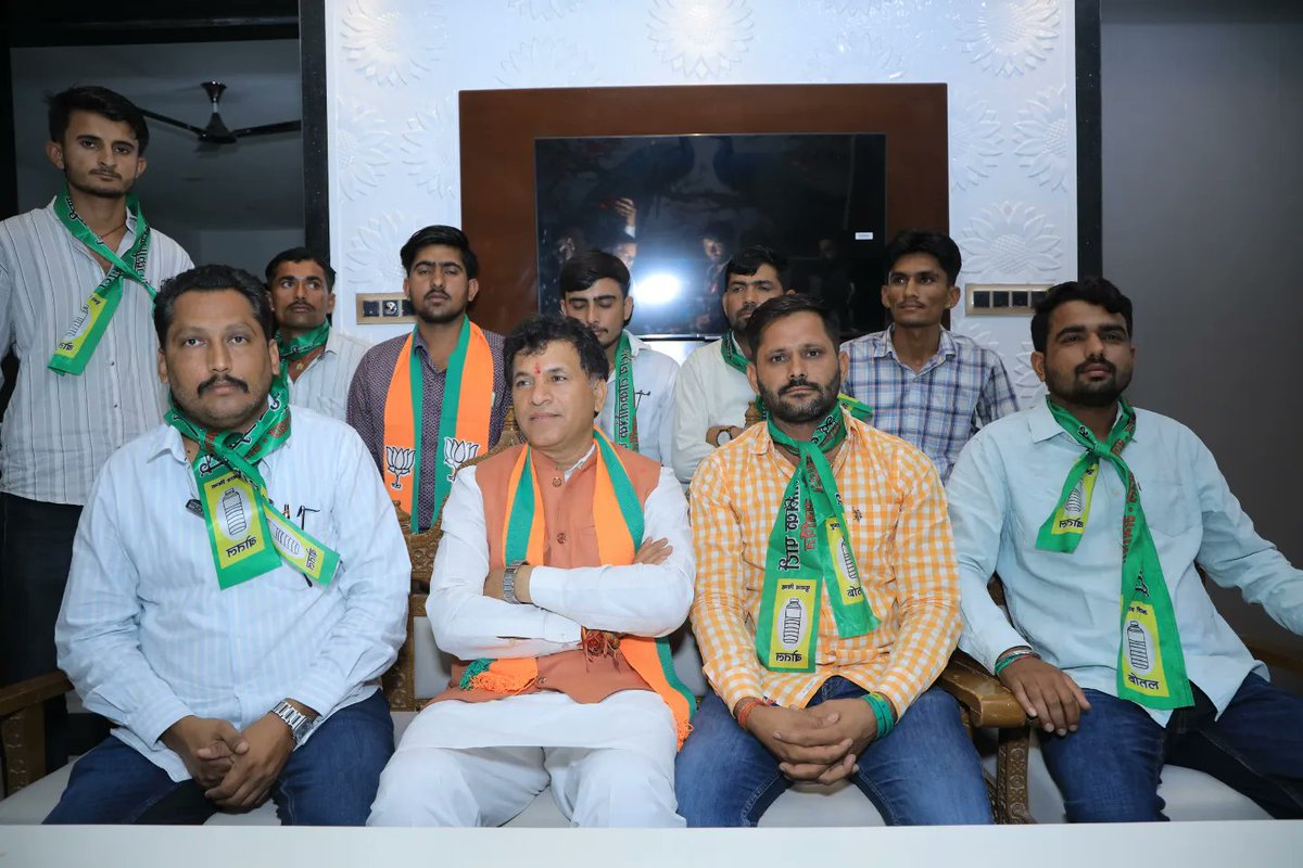 आज बाड़मेर-जैसलमेर-बालोतरा लोकसभा क्षेत्र के रालोपा के वरिष्ठ पदाधिकारियों व कार्यकर्ताओं ने राष्ट्रहित में भाजपा को समर्थन दिया। मैं समस्त RLP कार्यकर्ताओं व RLP सुप्रीमो श्री हनुमान जी बेनिवाल का धन्यवाद देता हूँ। 