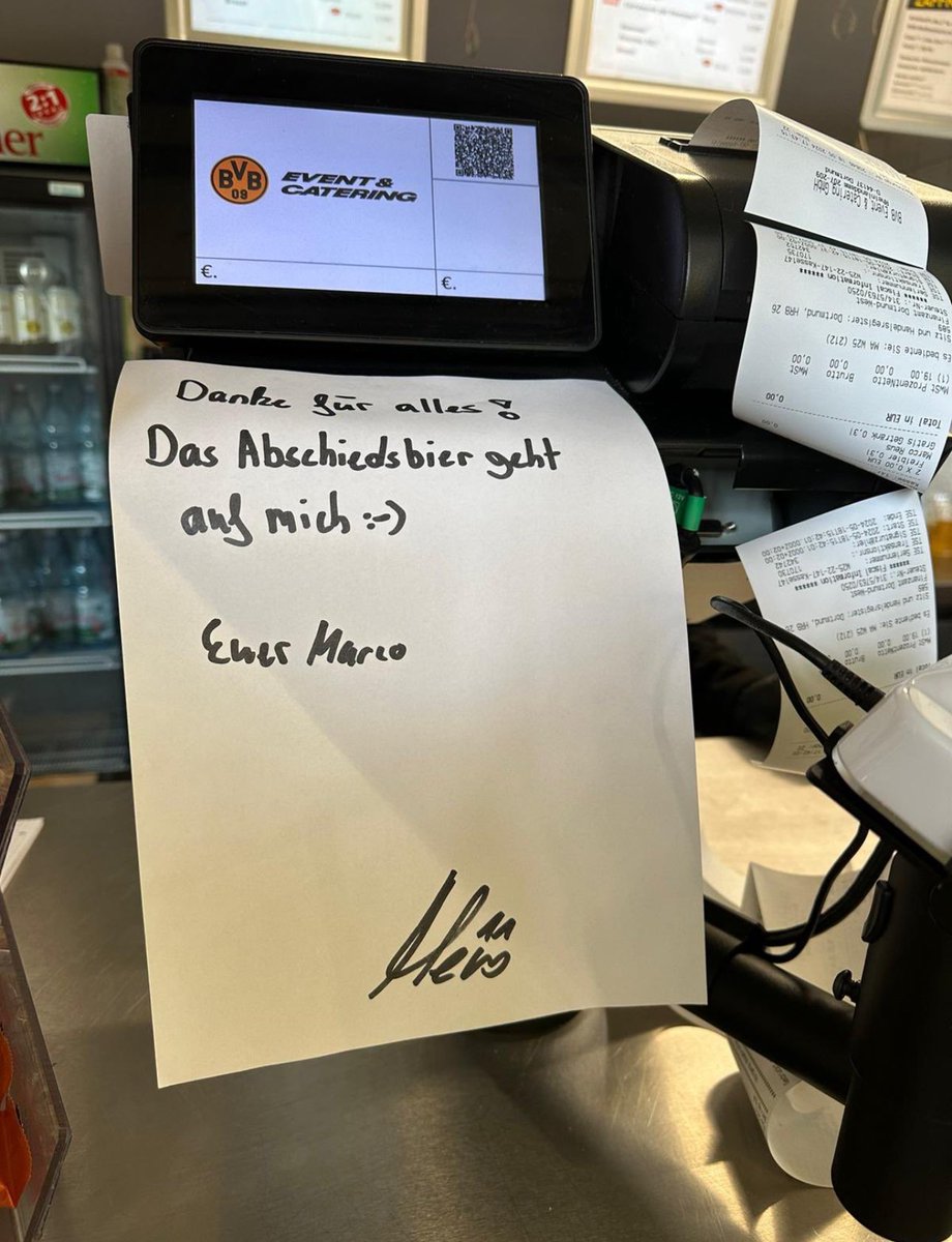 🍺  Marco Reus pagou uma rodada de cerveja para a torcida INTEIRA do Borussia Dortmund presente no Signal Iduna Park hoje.

“Obrigado por tudo! A cerveja de despedida é por minha conta :)”, escreveu o ídolo num bilhete colado na cantina. 💛 
