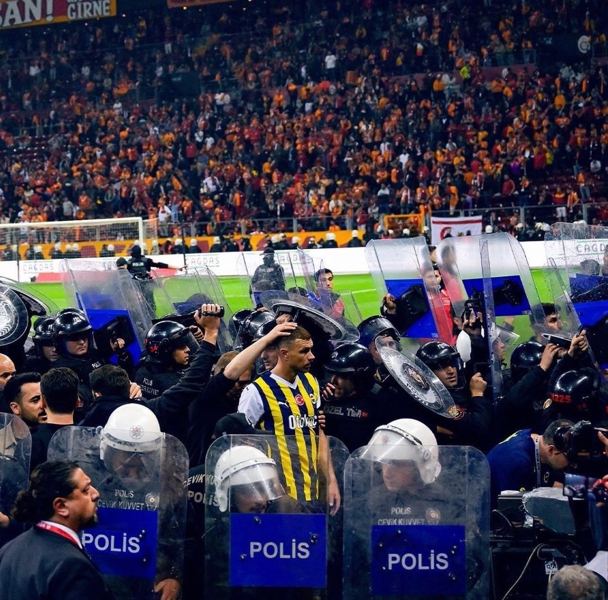#WeLoveYouEdinDzeko 
