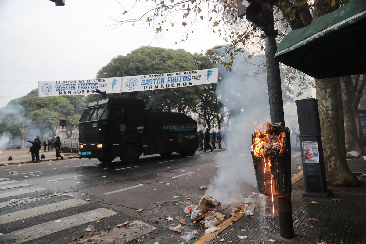 SON DELINCUENTES, HICIERON UN DESASTRE, VAN A TENER QUE PAGARLO

Entre reparaciones y limpieza, los destrozos que le hicieron a nuestra ciudad cuestan $ 278 millones. Veredas rotas, cordones, contenedores, tachos de basura, luminarias, bicicletas, bancos de plazas rotos, 