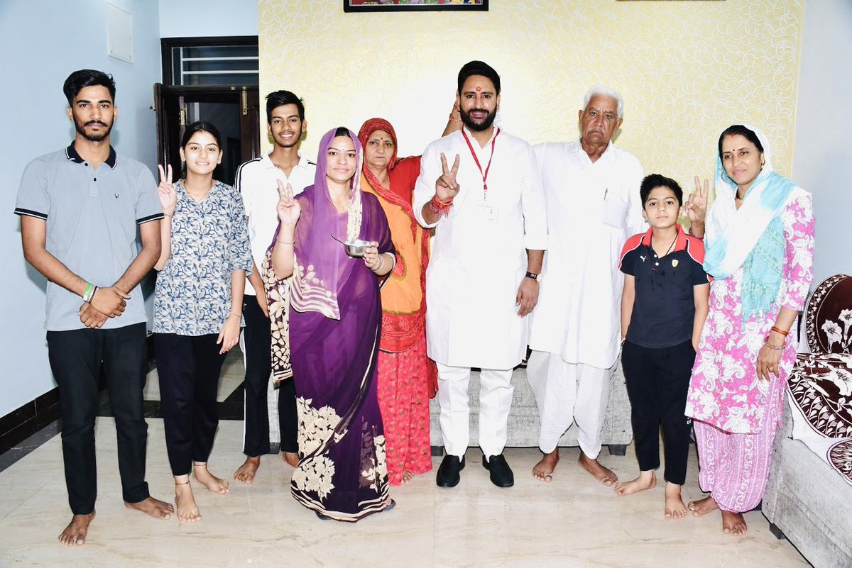 मतगणना से पूर्व माँ- पिताजी का आशीर्वाद लिया।
#जीतेगा_जयपुर_ग्रामीण 