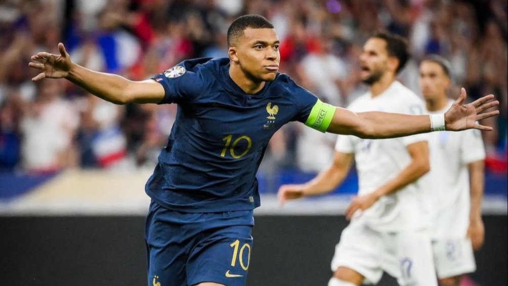 Con el anuncio de Kylian Mbappé como nuevo jugador del Real Madrid, voy a hacer un breve hilo con el tema de su posición, dónde creo que está más potenciado y algunos matices tácticos.

Vamos allá 👇👇 