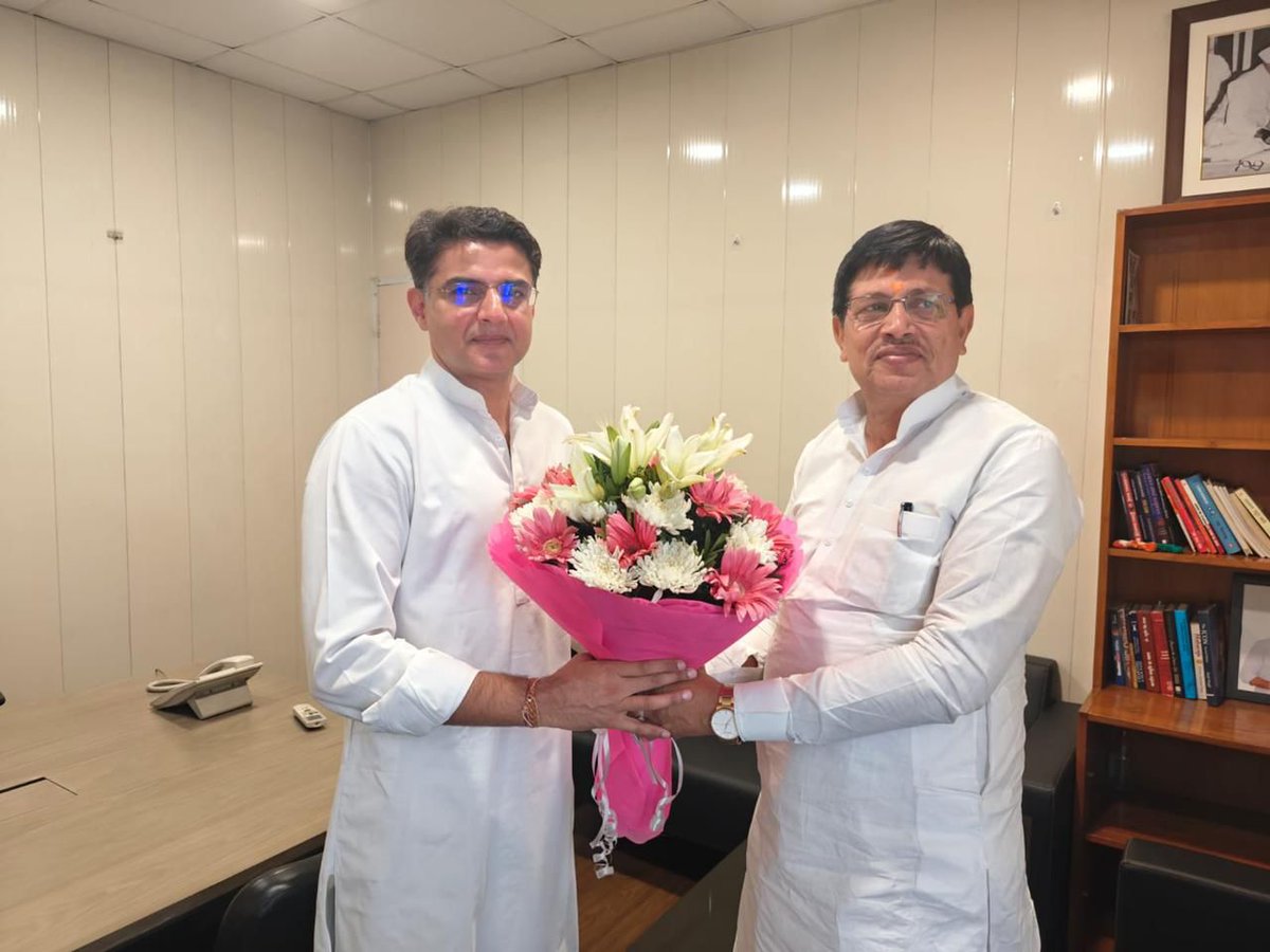 दौसा लोकसभा क्षेत्र से सांसद के रूप में निर्वाचित होने के बाद आज दिल्ली आवास पर राजस्थान के पूर्व उपमुख्यमंत्री व एआईसीसी महासचिव श्री सचिन पायलेट जी से आत्मीय मुलाकात की। @SachinPilot 