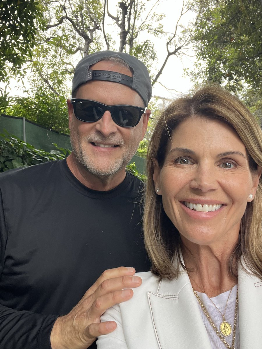 I was taking a walk through Beverly Hills today and guess who spotted me? What are the chances! 🎶Everywhere you look🎶 @fullhouserewind #rebeccadonaldson #joeygladstone #fullhouse 