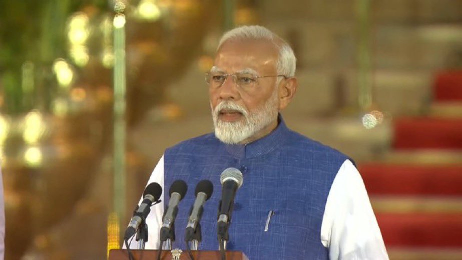 आज तीसरी बारी आदरणीय श्री @narendramodi जी को भारत के प्रधान मंत्री के रूप में शपथ लेते देख अत्यंत प्रसन्नता हुई। 

फिर एक बार मोदी सरकार सुरक्षित व विकसित भारत की ओर।

#ModiCabinet 