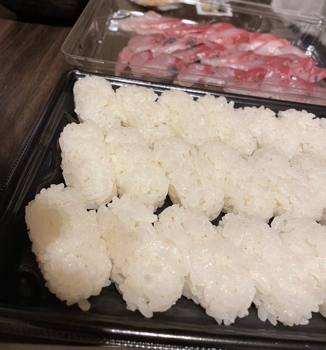 スシローでシャリ買って一昨日釣ったブリのお寿司🍣 