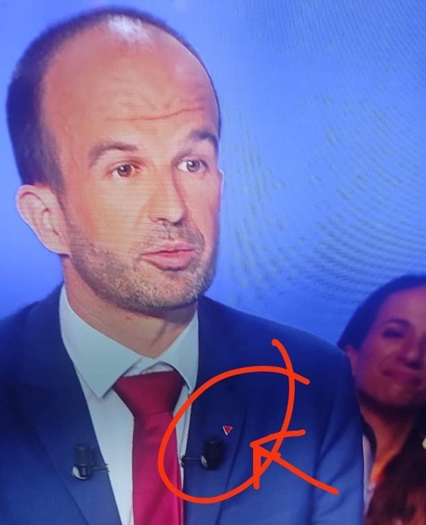 Je vois circuler des critiques sur le triangle rouge porté par Manuel Bompard. Petit rappel historique :

Le triangle rouge est un symbole de lutte contre le nazisme, le fascisme et l'antisémitisme.

Dans les camps de concentration, les détenus étaient distingués avec des 