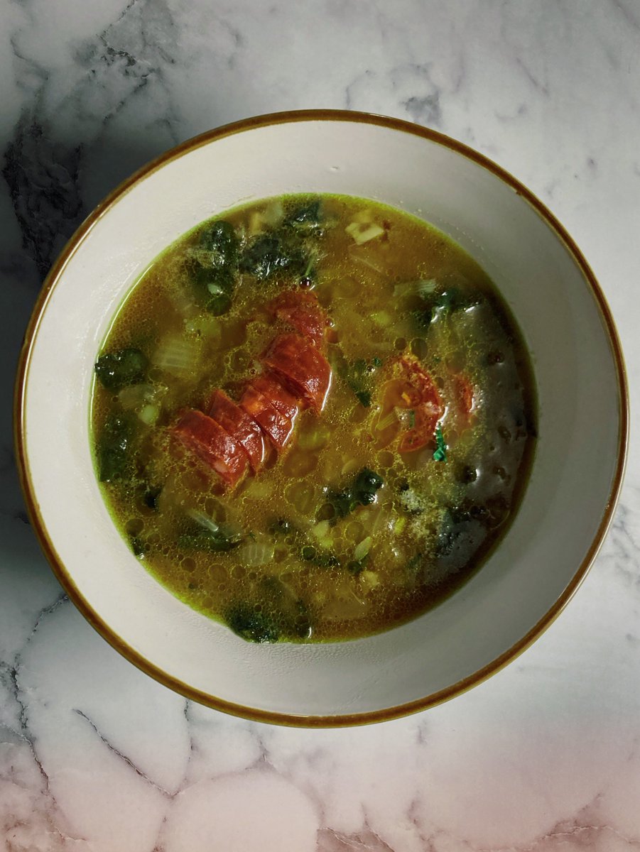 One of the heartiest, most beautiful soups you can make is caldo verde, a Portuguese soup made with potatoes, onions, garlic, chorizo and greens. It’s also very simple to make! 

In this thread I‘ll show you how to make it. 