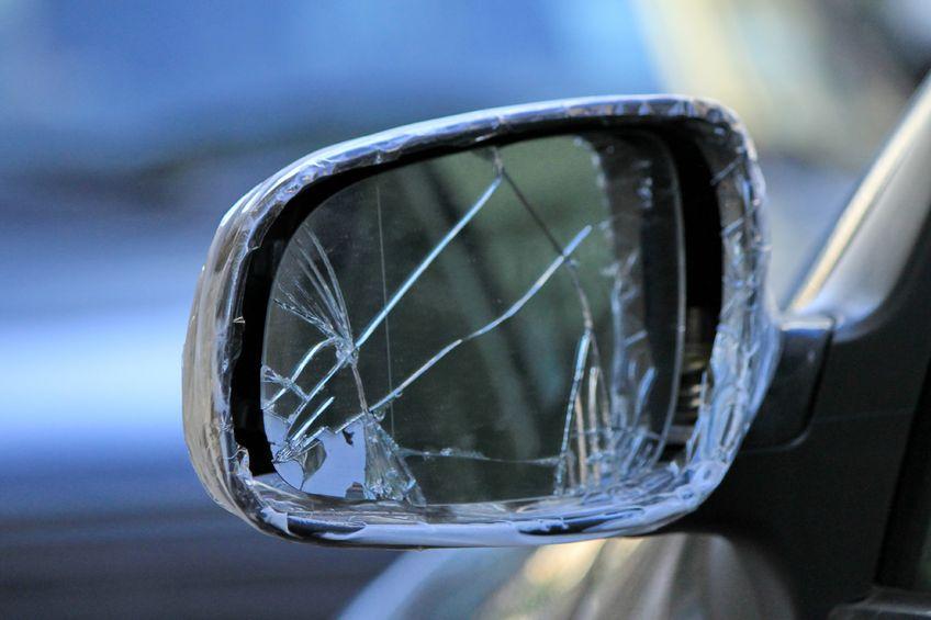 🚨 Alerta nueva estafa: espejo retrovisor roto 🚨

Les cuento una estafa nueva que están haciendo en Buenos Aires para que se cuiden.
Majo encontró su auto con el espejo roto y una nota con quien supuestamente se lo chocó y numero de telefono.
Majo lo llamo, le paso los datos y 